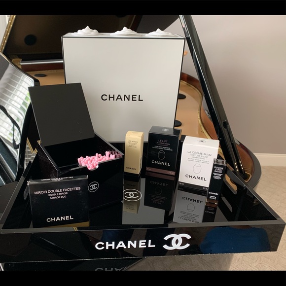 CHANEL | Vanity / Cosmetic Essentials - Picture 6 of 13